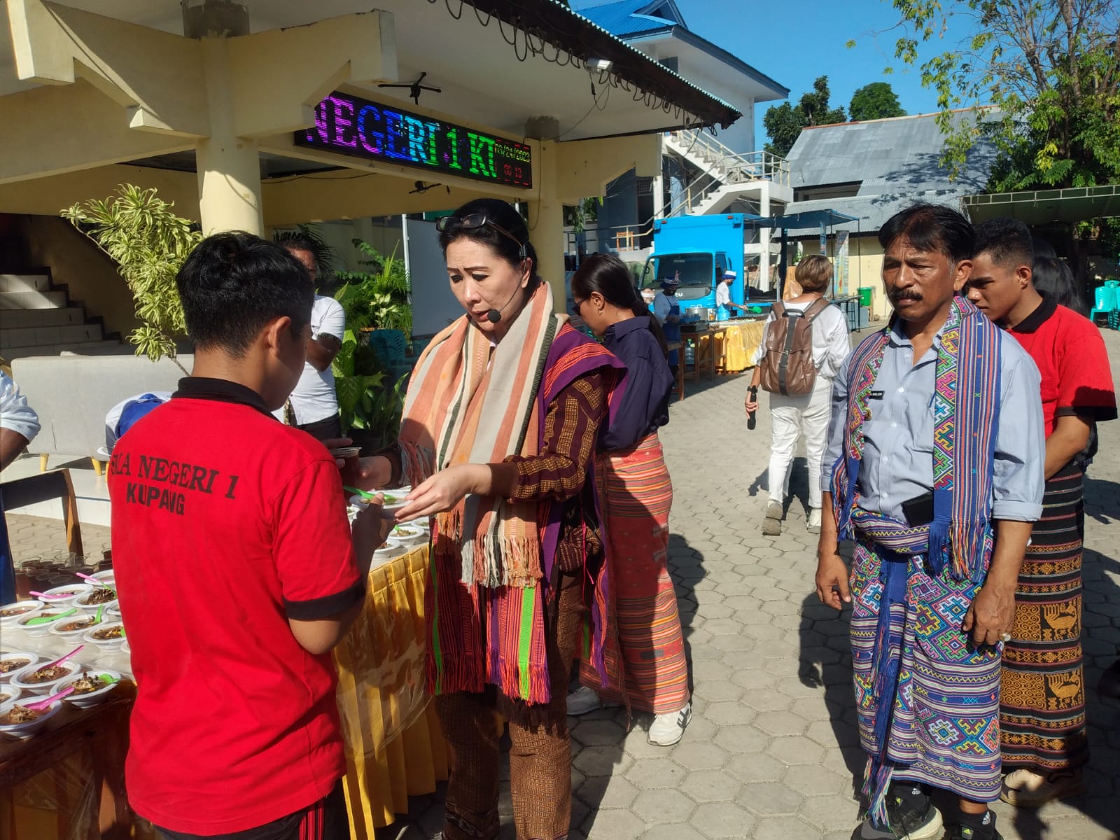 Julie Sutrisno Laiskodat Kampanyekan Makan Ikan dan Kelor Untuk Siswa SMA 1 Kupang