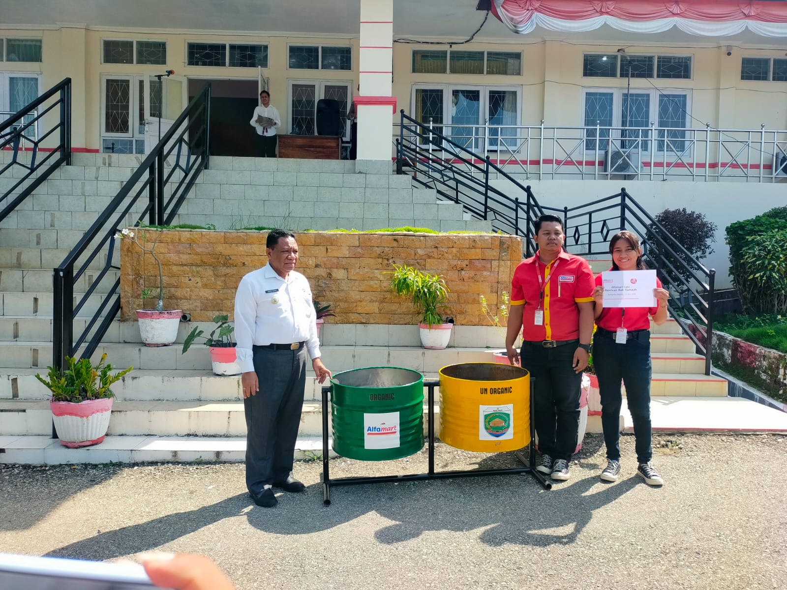 Alfamart Hibahkan 26 Unit Bak Sampah Untuk Pemda Malaka