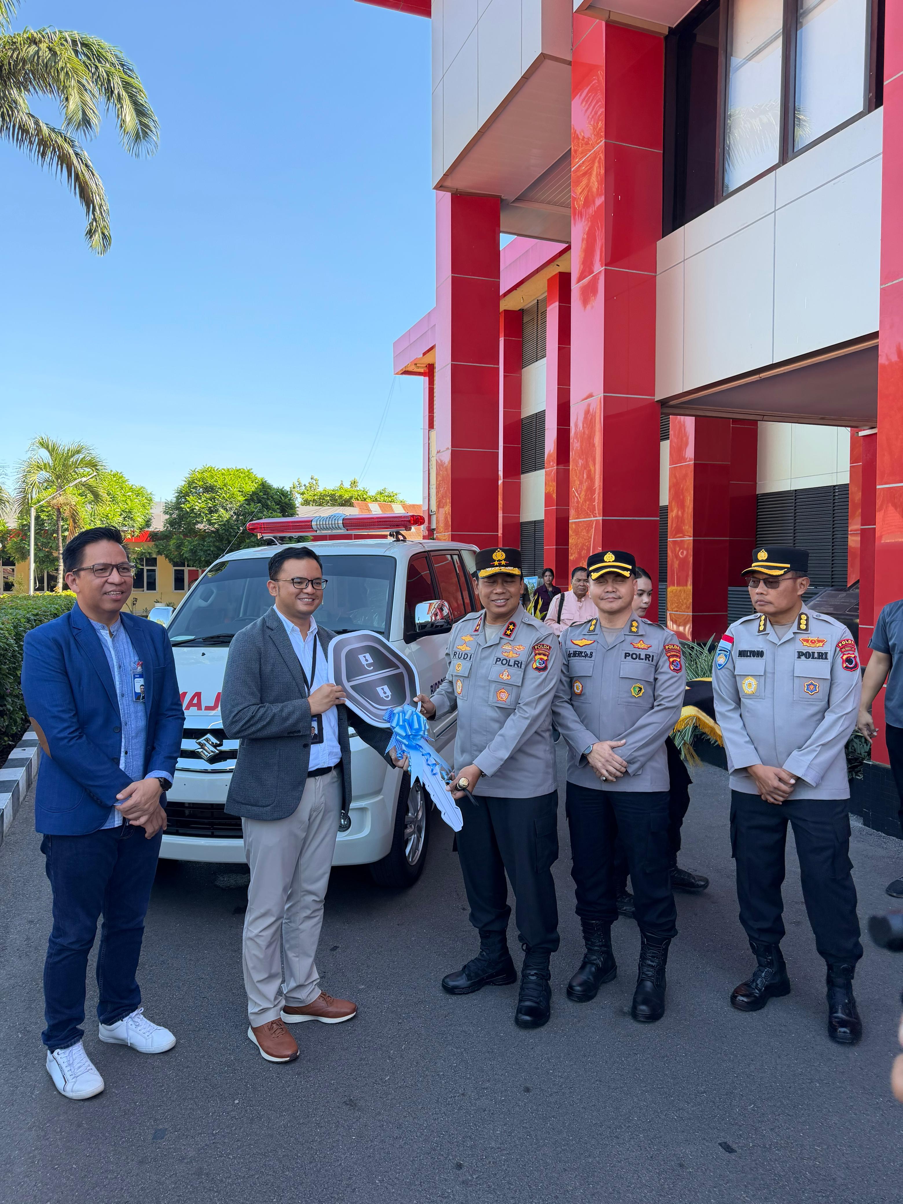 BRI Serahkan Bantuan TJSL 1 Unit Ambulance kepada Polda NTT untuk Dukung Layanan Kesehatan Masyarakat
