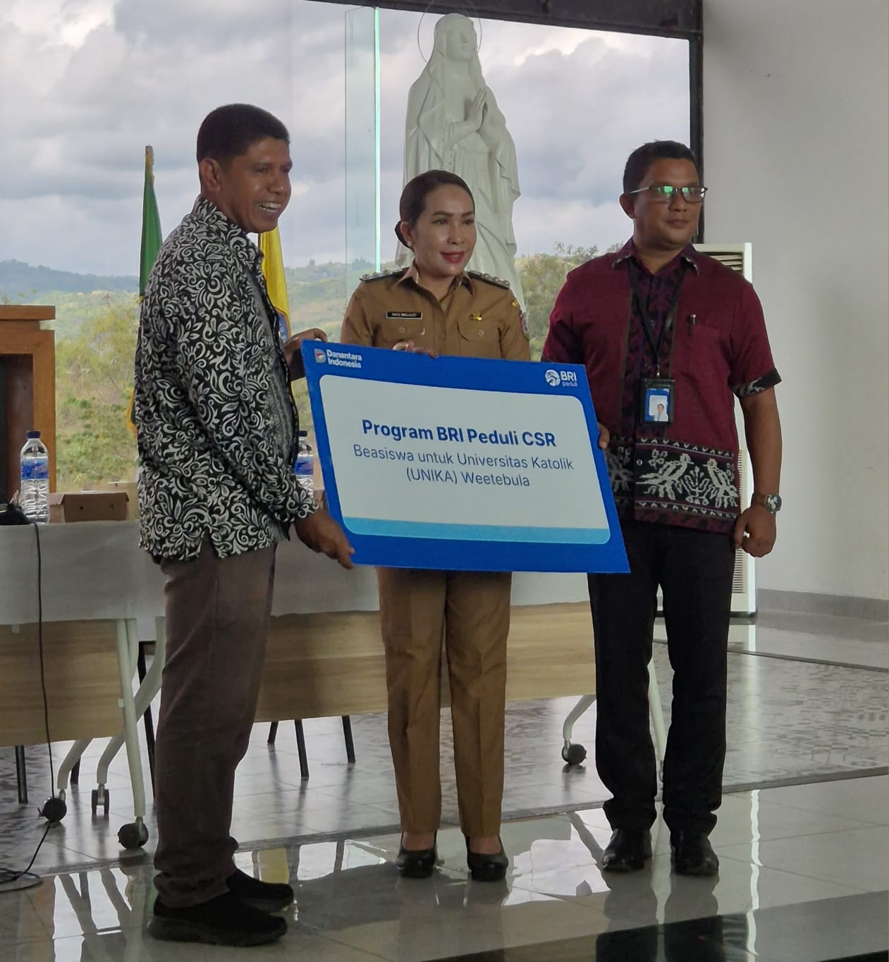 Dukung Peningkatan Kualitas Pendidikan di Daerah, BRI Peduli Salurkan Beasiswa Pendidikan bagi 59 Mahasiswa UNIKA Weetebula